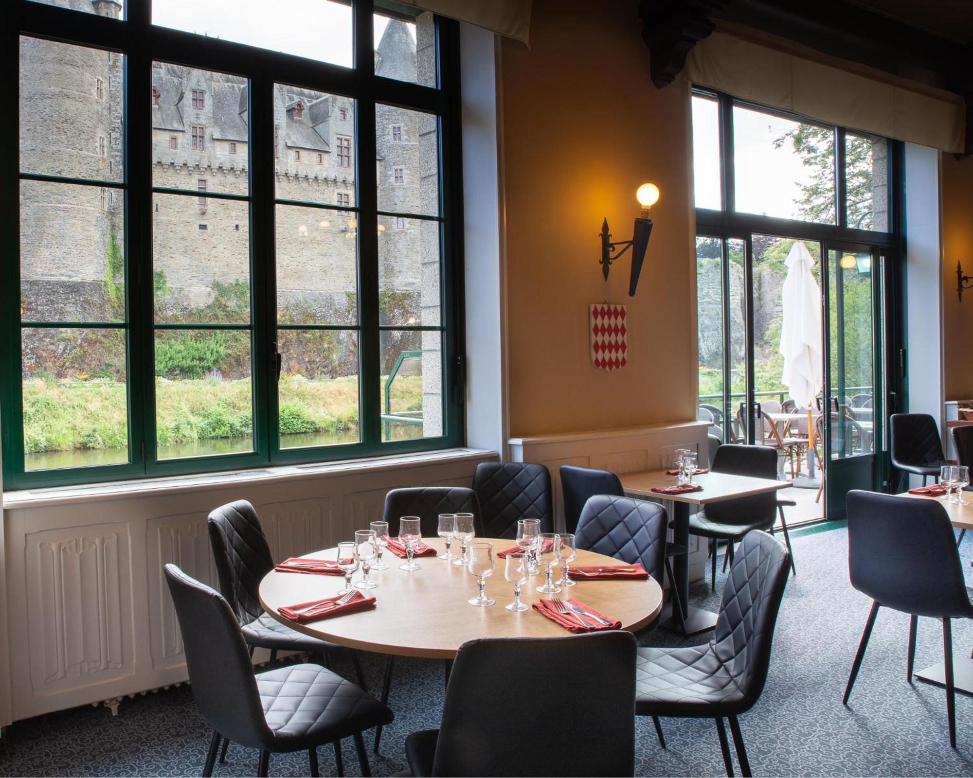 Hotel Restaurant Du Chateau Жослен Екстериор снимка